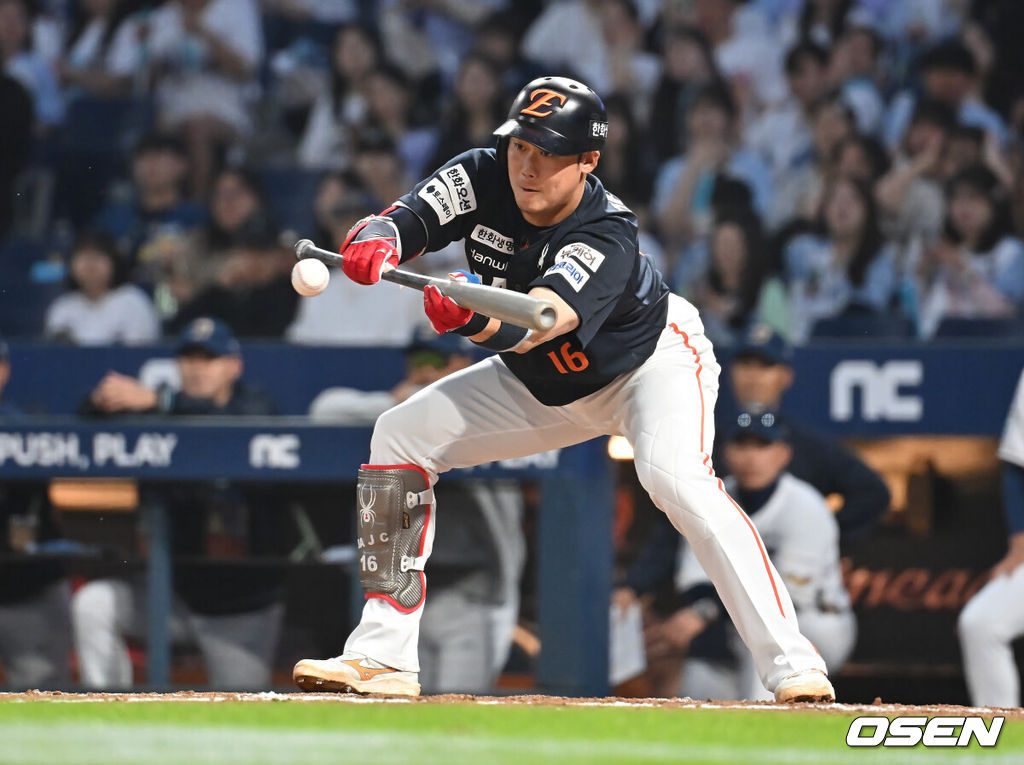 30일 창원NC파크에서 2025 신한 SOL 뱅크 KBO 리그 NC 다이노스와 한화 이글스의 경기가 열렸다. 홈팀 NC는 라일리가, 방문팀 한화는 류현진이 선발 출전했다. 한화 이글스 하주석이 5회초 무사 2루 3루수 앞 번트 안타를 치고 있다. 2025.05.30 / foto0307@osen.co.kr