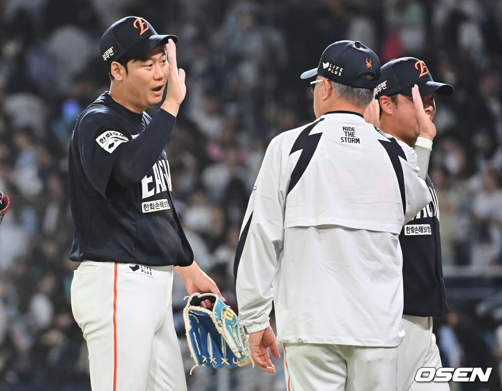 30일 창원NC파크에서 2025 신한 SOL 뱅크 KBO 리그 NC 다이노스와 한화 이글스의 경기가 열렸다. 홈팀 NC는 라일리가, 방문팀 한화는 류현진이 선발 출전했다. 한화 이글스 하주석이 NC 다이노스에 7-1로 승리한 후 김경문 감독과 기쁨을 나누고 있다. 2025.05.30 / foto0307@osen.co.kr