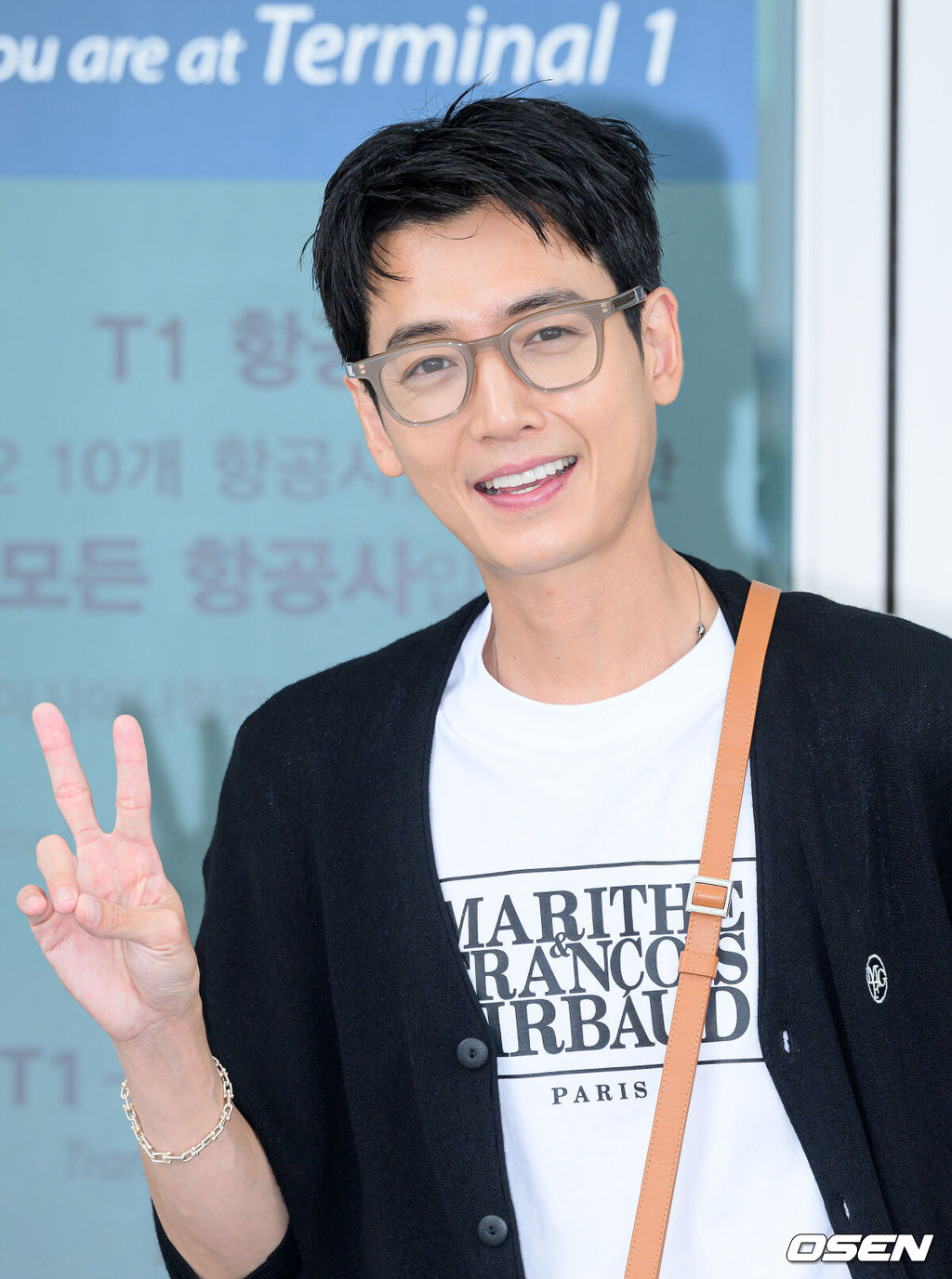 배우 정경호가 8일 오전 화보 촬영을 위해 인천국제공항을 통해 런던으로 출국했다.정경호가 출국장으로 향하며 팬과 취재진을 향해 인사를 하고 있다. 2023.07.08 /sunday@osen.co.kr