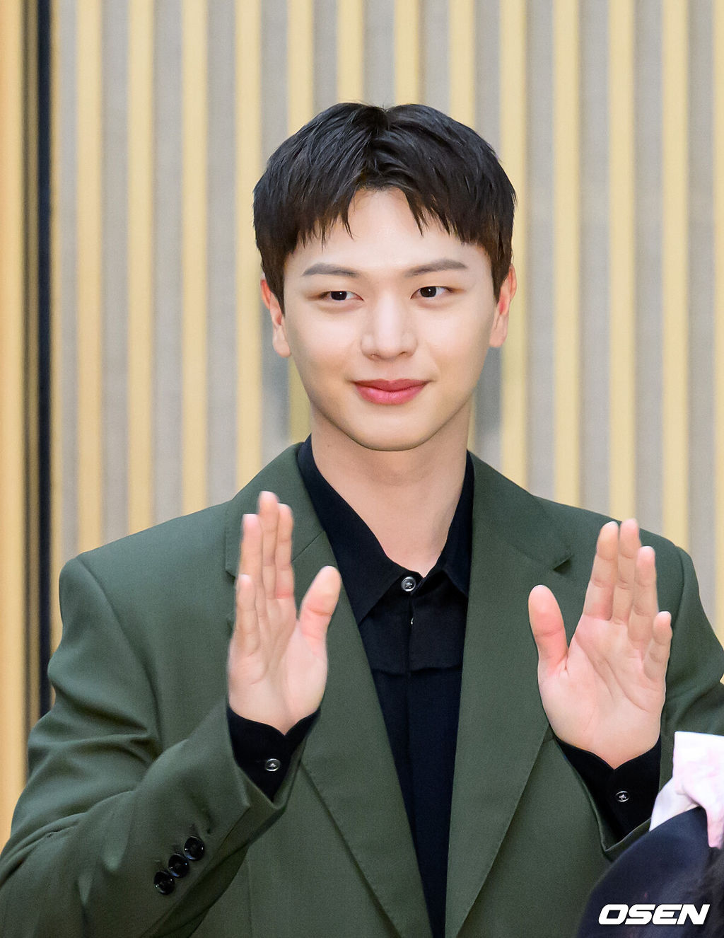 17일 오후 서울 목동 SBS에서 SBS 새 금토드라마 ‘귀궁’ 제작발표회가 열렸다.‘보물섬’ 후속으로 방송되는 SBS 새 금토드라마 ‘귀궁’은 영매의 운명을 거부하는 무녀 여리와 여리의 첫사랑 윤갑의 몸에 갇힌 이무기 강철이가 왕가에 원한을 품은 팔척귀에 맞닥뜨리며 몸과 혼이 단단히 꼬여버리는 육신 쟁탈 판타지 로코. 배우 육성재가 행사장으로 입장하고 있다. 2025.04.17 /sunday@osen.co.kr