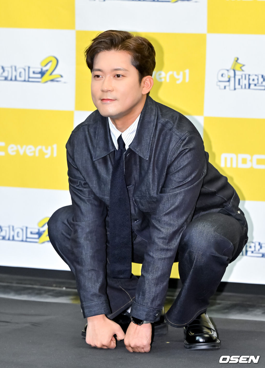8일 오후 서울 상암동 스탠포드호텔에서 MBC에브리원 새 예능 ‘위대한 가이드 시즌2’ 제작발표회가 진행됐다.'위대한 가이드2'는 한국 생활 경험이 풍부한 외국인이 여행객들에게 현지 정보와 숨겨진 명소를 소 개하는 리얼 버라이어티 프로그램으로, 이번 시즌에서는 박명수, 김대호 그리고 최다니엘 세 사람이 아프리카 르완다 방문기를 선보일 예정이다.김대호가 포즈를 취하고 있다.   2025.04.08 / soul1014@osen.co.kr