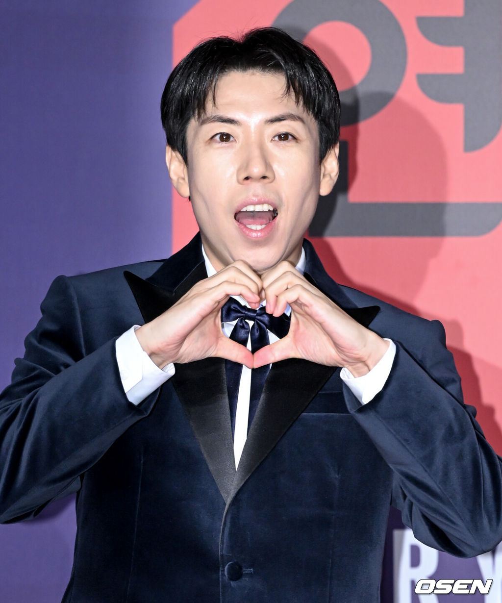 2023 SBS 연예대상 포토월 행사가 30일 서울 마포구 상암 SBS 프리즘타워에서 열렸다.방송인 양세찬이 레드카펫을 밟으며 포즈를 취하고 있다. 2023.12.30/cej@osen.co.kr