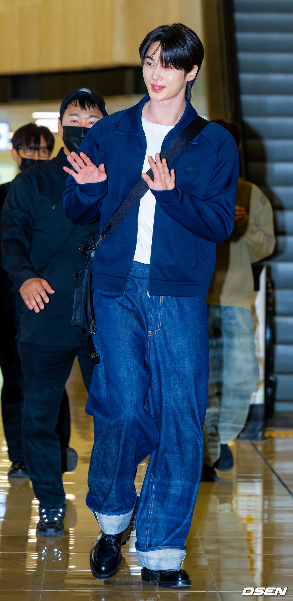 배우 변우석이 28일 김포공항을 통해 일본 도쿄로 출국했다. 변우석은 일본 K아레나 요코하마에서 열리는 '제2회 아시아 스타 엔터테이너 어워즈'(ASEA 2025)에 참석한다.변우석이 입장하며 포즈를 취하고 있다. 2025.05.28 / rumi@osen.co.kr
