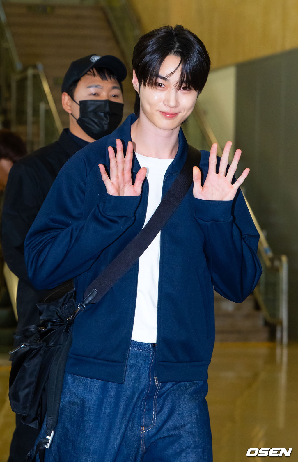 배우 변우석이 28일 김포공항을 통해 일본 도쿄로 출국했다. 변우석은 일본 K아레나 요코하마에서 열리는 '제2회 아시아 스타 엔터테이너 어워즈'(ASEA 2025)에 참석한다.변우석이 입장하며 포즈를 취하고 있다. 2025.05.28 / rumi@osen.co.kr
