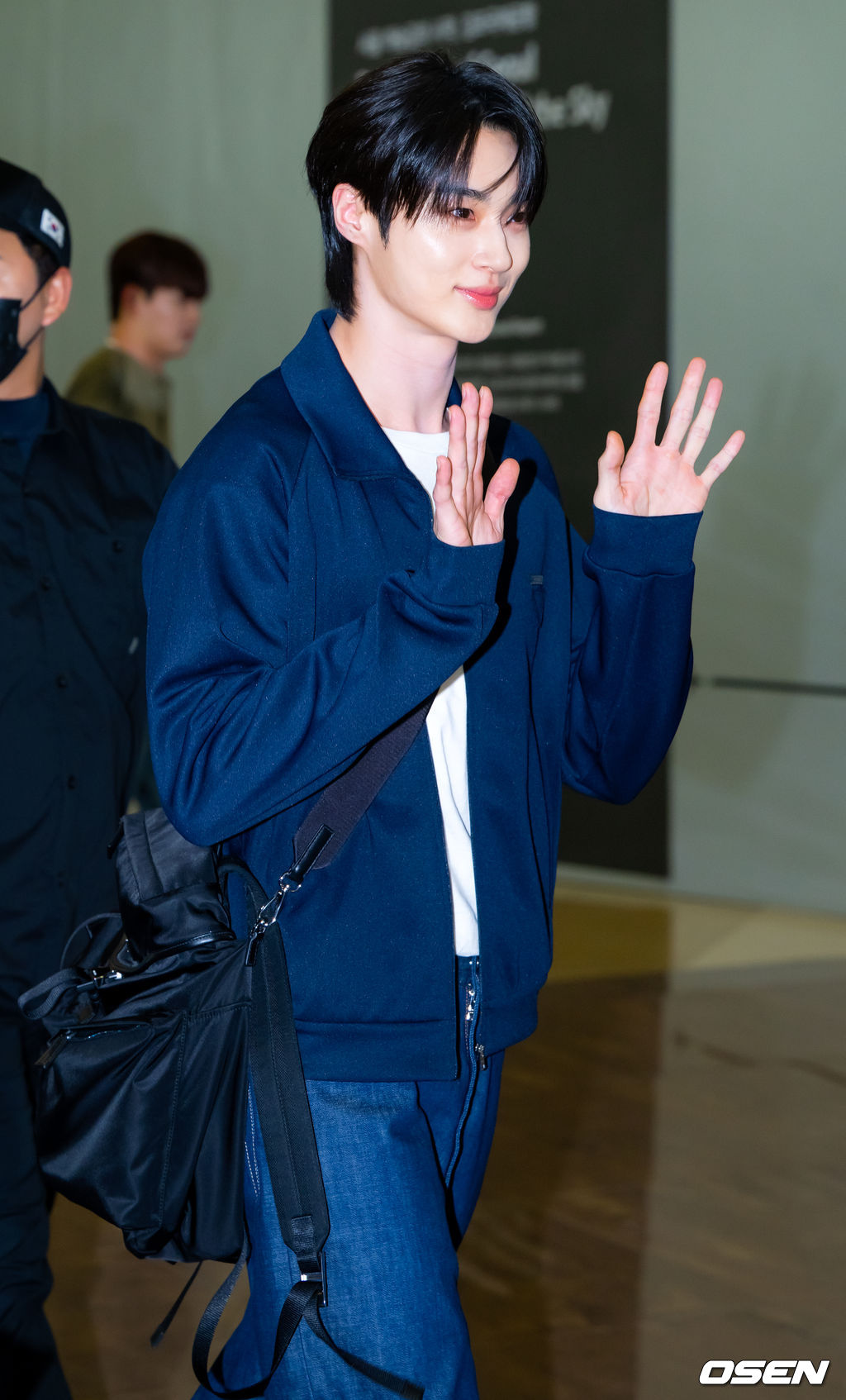 배우 변우석이 28일 김포공항을 통해 일본 도쿄로 출국했다. 변우석은 일본 K아레나 요코하마에서 열리는 '제2회 아시아 스타 엔터테이너 어워즈'(ASEA 2025)에 참석한다.변우석이 입장하며 포즈를 취하고 있다. 2025.05.28 / rumi@osen.co.kr
