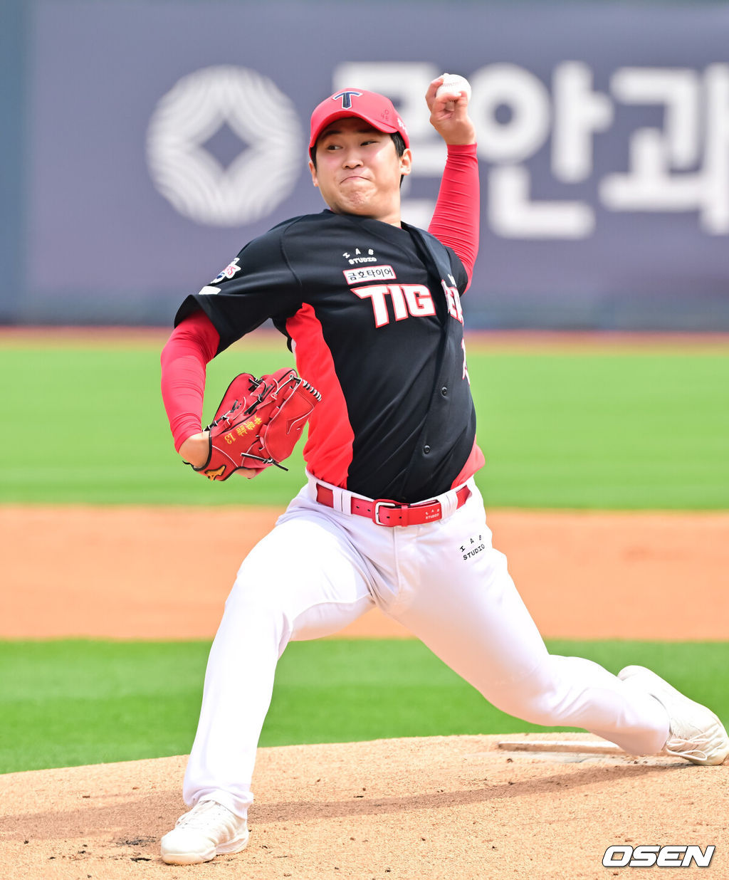 31일 오후 수원 KT 위즈 파크에서 ‘2025 신한 SOL BANK KBO리그’ KT 위즈와 KIA 타이거즈의 경기가 진행됐다.이날 선발투수로 KT는 소형준을, KIA는 윤영철을 선발투수로 내세웠다.1회말 기아 선발투수 윤영철이 역투하고 있다. 2025.05.31 / soul1014@osen.co.kr