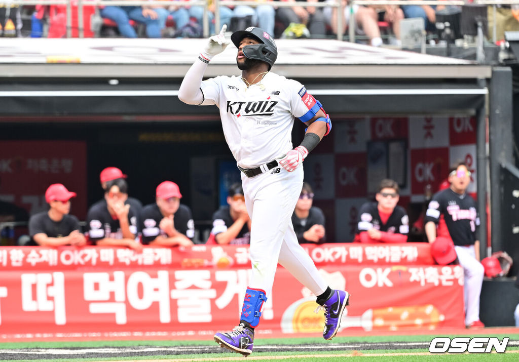 31일 오후 수원 KT 위즈 파크에서 ‘2025 신한 SOL BANK KBO리그’ KT 위즈와 KIA 타이거즈의 경기가 진행됐다.이날 선발투수로 KT는 소형준을, KIA는 윤영철을 선발투수로 내세웠다.3회말 2사 KT 로하스가 솔로홈런을 날리고 세리머니를 하고 있다. 2025.05.31 / soul1014@osen.co.kr