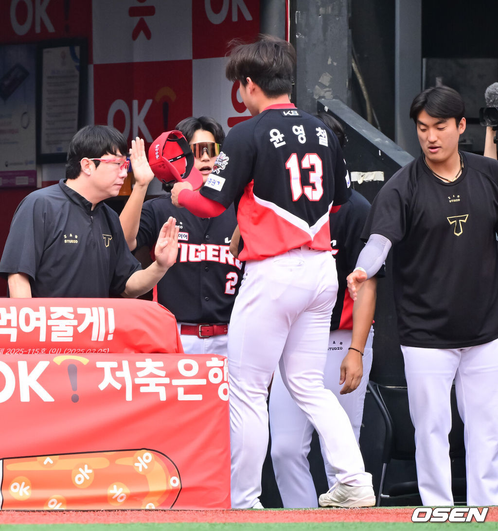 31일 오후 수원 KT 위즈 파크에서 ‘2025 신한 SOL BANK KBO리그’ KT 위즈와 KIA 타이거즈의 경기가 진행됐다.이날 선발투수로 KT는 소형준을, KIA는 윤영철을 선발투수로 내세웠다.6회말 무사 2루 KIA 윤영철이 강판되고 있다  2025.05.31   /