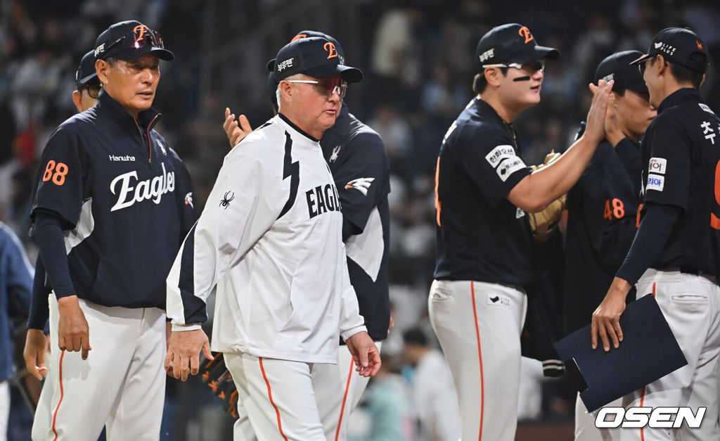 30일 창원NC파크에서 2025 신한 SOL 뱅크 KBO 리그 NC 다이노스와 한화 이글스의 경기가 열렸다. 홈팀 NC는 라일리가, 방문팀 한화는 류현진이 선발 출전했다. 한화 이글스 김경문 감독이 NC 다이노스에 7-1로 승리한 후 팬들에게 인사를 마치고 더그아웃으로 들어가고 있다. 2025.05.30 / foto0307@osen.co.kr