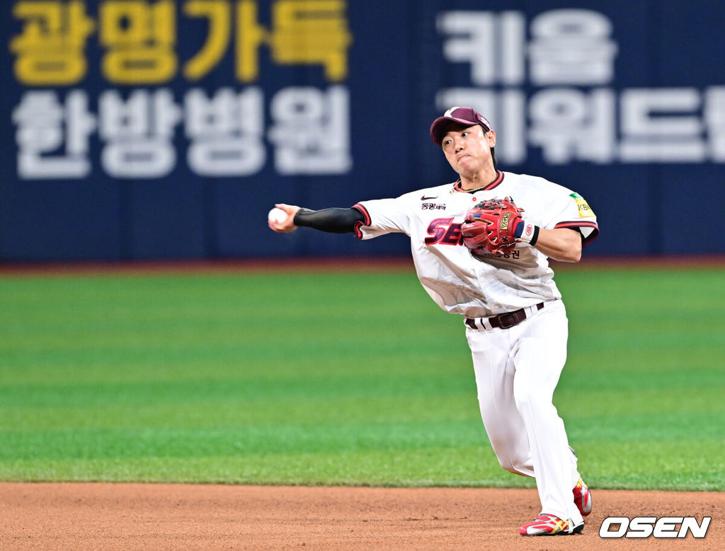 31일 오후 서울 고척스카이돔에서 2025 신한 SOL Bank KBO리그 키움 히어로즈와 두산베어스의 경기가 열렸다.홈팀 키움은 로젠버그를, 방문팀 두산은 잭로그를 선발투수로 내세웠다.8회초 2사 만루 키움 2루수 김태진이 두산 양의지의 땅볼에 좋은 수비를 펴치며 위기를 지우고 있다. 2025.05.31 /cej@osen.co.kr