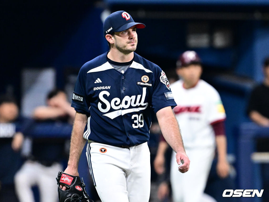 31일 오후 서울 고척스카이돔에서 2025 신한 SOL Bank KBO리그 키움 히어로즈와 두산베어스의 경기가 열렸다.홈팀 키움은 로젠버그를, 방문팀 두산은 잭로그를 선발투수로 내세웠다.4회말 이닝을 마친 두산 잭로그가 더그아웃으로 향하고 있다. 2025.05.31 /cej@osen.co.kr