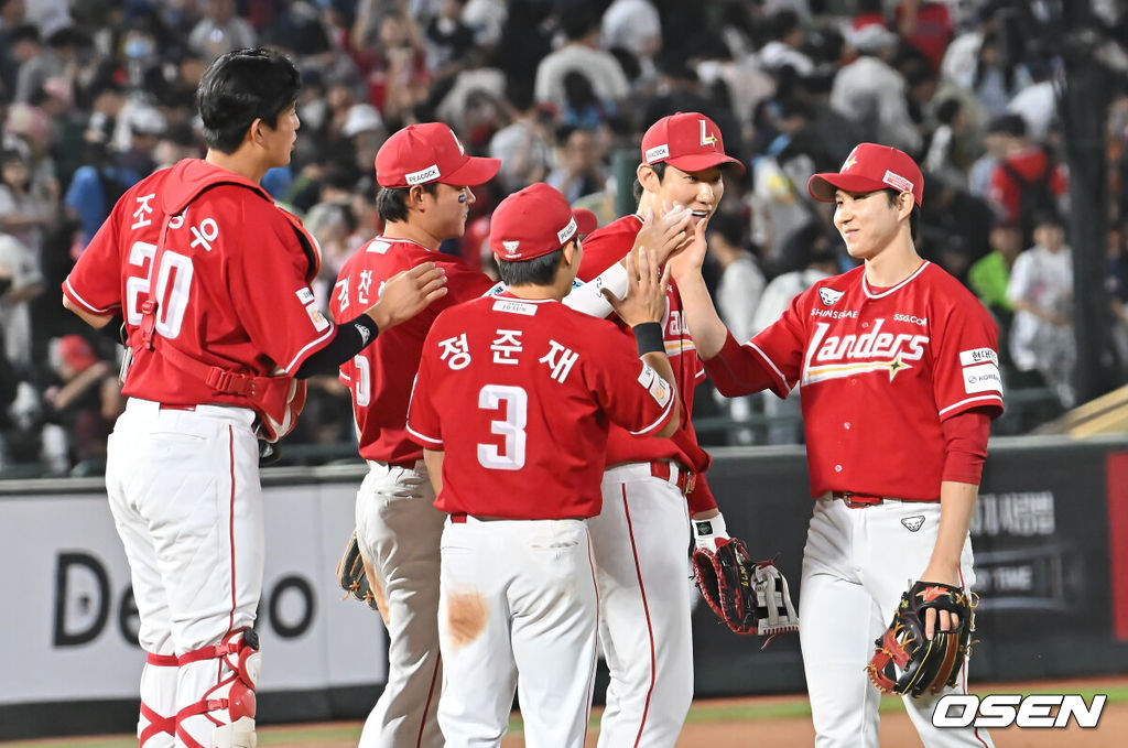 31일 부산 사직야구장에서 2025 신한 SOL 뱅크 KBO 리그 롯데 자이언츠와 SSG 랜더스의 경기가 열렸다. 홈팀 롯데는 나균안이, 방문팀 SSG는 전영준이 선발 출전했다.SSG 랜더스 선수들이 롯데 자이언츠에 4-1로 승리한 후 하이파이브를 하고 있다. 2025.05.31 / foto0307@osen.co.kr
