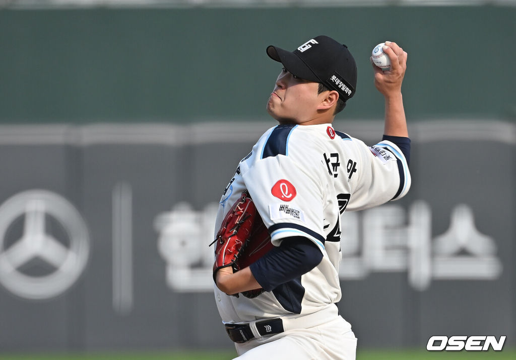 31일 부산 사직야구장에서 2025 신한 SOL 뱅크 KBO 리그 롯데 자이언츠와 SSG 랜더스의 경기가 열렸다. 홈팀 롯데는 나균안이, 방문팀 SSG는 전영준이 선발 출전했다.롯데 자이언츠 선발 투수 나균안이 역투하고 있다. 2025.05.31 / foto0307@osen.co.kr
