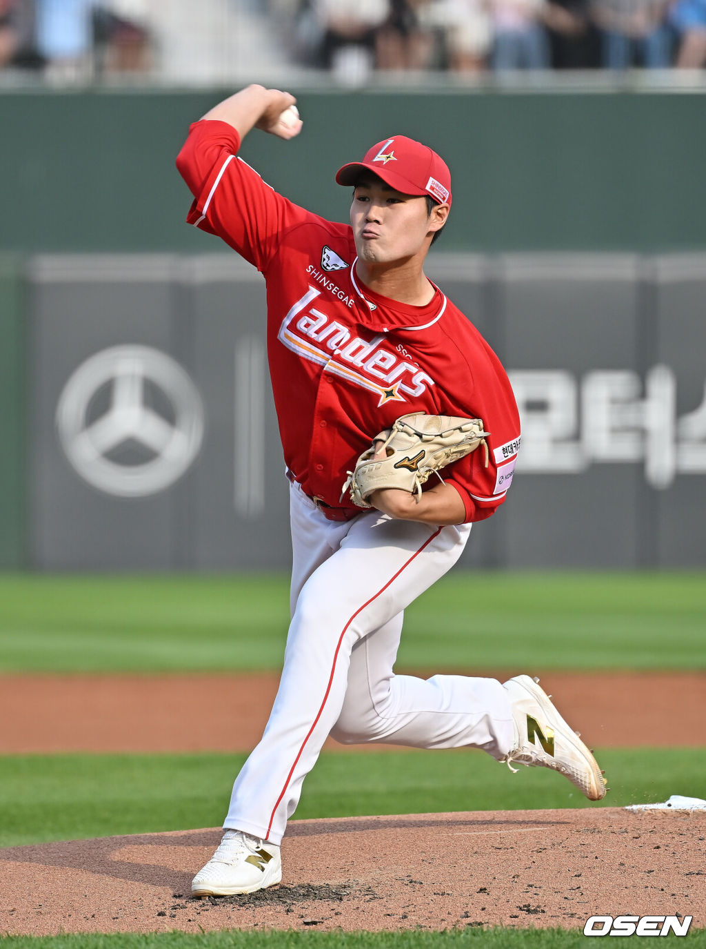 31일 부산 사직야구장에서 2025 신한 SOL 뱅크 KBO 리그 롯데 자이언츠와 SSG 랜더스의 경기가 열렸다. 홈팀 롯데는 나균안이, 방문팀 SSG는 전영준이 선발 출전했다.SSG 랜더스 선발 투수 전영준이 역투하고 있다. 2025.05.31 / foto0307@osen.co.kr