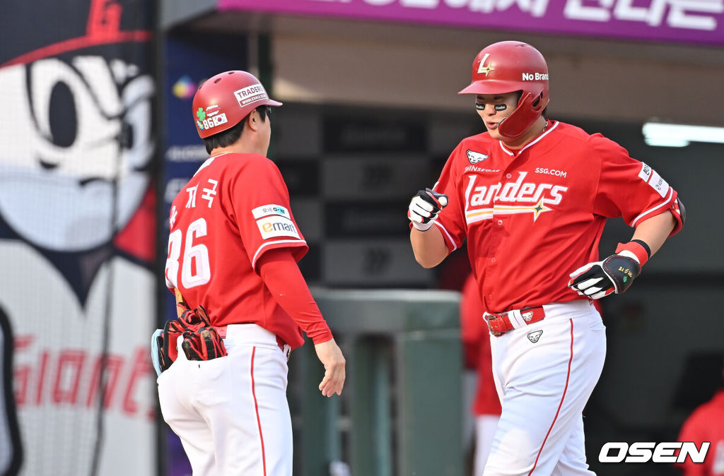31일 부산 사직야구장에서 2025 신한 SOL 뱅크 KBO 리그 롯데 자이언츠와 SSG 랜더스의 경기가 열렸다. 홈팀 롯데는 나균안이, 방문팀 SSG는 전영준이 선발 출전했다.SSG 랜더스 고명준이 3회초 2사 우월 솔로 홈런을 치고 하이파이브를 하고 있다. 2025.05.31 / foto0307@osen.co.kr