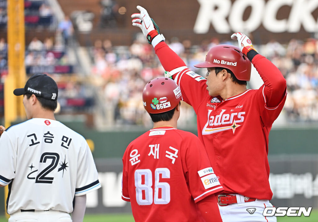 31일 부산 사직야구장에서 2025 신한 SOL 뱅크 KBO 리그 롯데 자이언츠와 SSG 랜더스의 경기가 열렸다. 홈팀 롯데는 나균안이, 방문팀 SSG는 전영준이 선발 출전했다.SSG 랜더스 한유섬이 4회초 2사 만루 중견수 오른쪽 2타점 안타를 치고 세리머니를 하고 있다. 2025.05.31 / foto0307@osen.co.kr