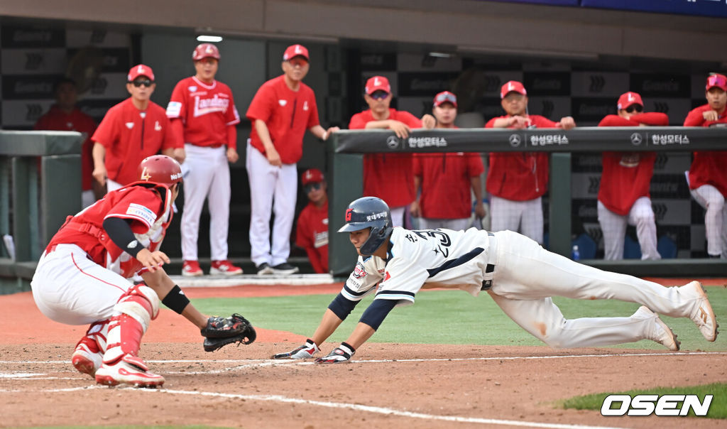 31일 부산 사직야구장에서 2025 신한 SOL 뱅크 KBO 리그 롯데 자이언츠와 SSG 랜더스의 경기가 열렸다. 홈팀 롯데는 나균안이, 방문팀 SSG는 전영준이 선발 출전했다.롯데 자이언츠 손호영이 4회말 2사 1,2루 유강남의 좌익수 왼쪽 뒤 1타점 안타때 홈에서 아웃되고 있다. 2025.05.31 / foto0307@osen.co.kr