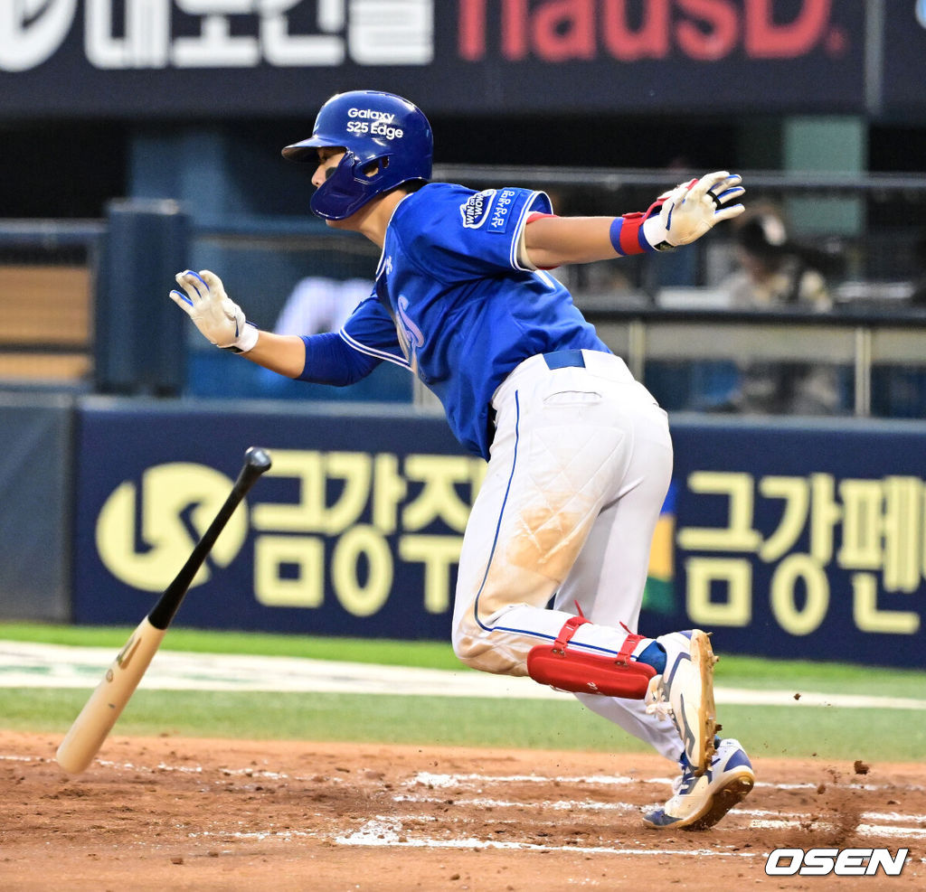 31일 오후 서울 잠실구장에서 ‘2025 신한 SOL Bank KBO리그’ LG 트윈스와 삼성 라이온즈의 경기가 열렸다.이날 LG는 치리노스, 삼성은 원태인을 선발투수로 내세웠다.9회초 무사에서 삼성 박승규가 좌전 안타를 날리고 있다. 2025.05.31 /jpnews@osen.co.kr