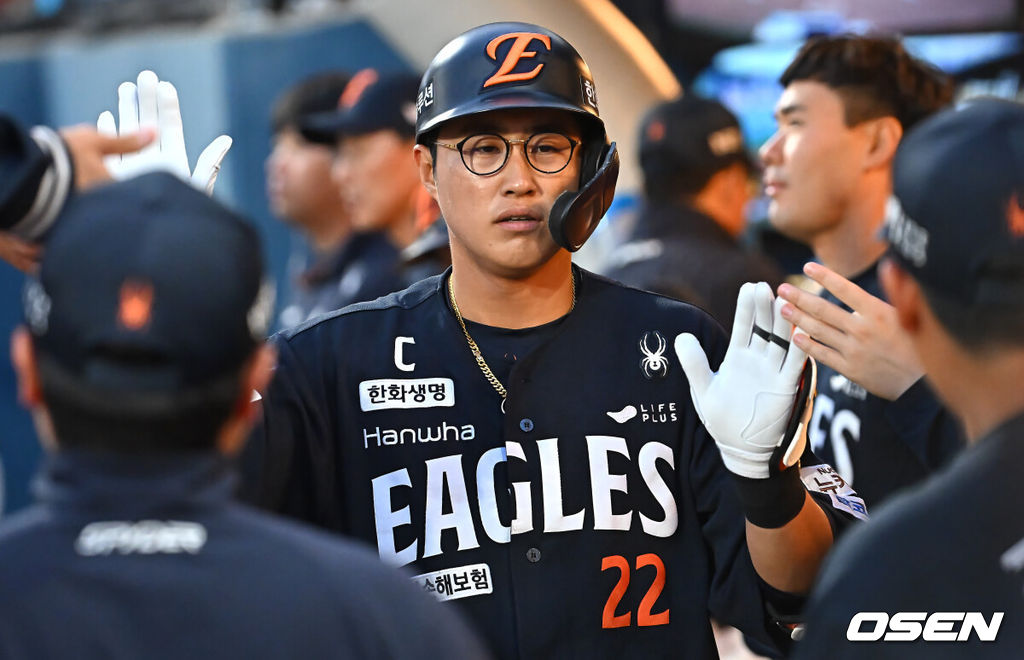 30일 창원NC파크에서 2025 신한 SOL 뱅크 KBO 리그 NC 다이노스와 한화 이글스의 경기가 열렸다. 홈팀 NC는 라일리가, 방문팀 한화는 류현진이 선발 출전했다. 한화 이글스 채은성이 4회초 좌중월 역전 솔로 홈런을 치고 하이파이브를 하고 있다. 2025.05.30 / foto0307@osen.co.kr