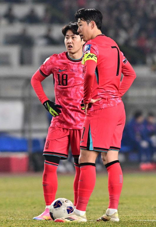 20일 오후 경기도 고양종합운동장에서 2026 국제축구연맹(FIFA) 북중미 월드컵 아시아지역 3차 예선 B조 7차전 한국과 오만의 경기가 열렸다.승점 14점(4승 2무)으로 B조 1위를 유지하고 있는 한국이 오만전과 25일 예정된 요르단전에서 모두 승리해 승점 6점을 얻어낸다면, 6월 예정된 이라크, 쿠웨이트와 경기 결과와 상관없이 11회 연속 월드컵 본선 진출을  확정 짓는다. 전반 한국 이강인, 손흥민이 프리킥을 준비하고 있다. 2025.03.20 /cej@osen.co.kr