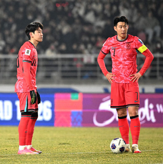 대한민국 대표팀이 홈에서 오만에 1-1로 비겼다. 홍명보(56) 감독이 이끄는 한국 축구 대표팀은 20일 오후 8시 고양종합운동장에서 열린 2026 국제축구연맹(FIFA) 북중미 월드컵 아시아지역 3차 예선 B조 7차전 오만과 맞대결을 치러 1-1로 비겼다.이로써 한국은 승점 15점(4승 3무)을 기록하며 B조 1위를 유지했다.전반 한국 이강인과 손흥민이 프리킥을 준비하고 있다. 2025.03.20 /sunday@osen.co.kr