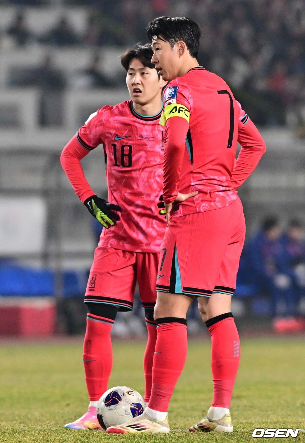 20일 오후 경기도 고양종합운동장에서 2026 국제축구연맹(FIFA) 북중미 월드컵 아시아지역 3차 예선 B조 7차전 한국과 오만의 경기가 열렸다.승점 14점(4승 2무)으로 B조 1위를 유지하고 있는 한국이 오만전과 25일 예정된 요르단전에서 모두 승리해 승점 6점을 얻어낸다면, 6월 예정된 이라크, 쿠웨이트와 경기 결과와 상관없이 11회 연속 월드컵 본선 진출을  확정 짓는다. 전반 한국 이강인, 손흥민이 프리킥을 준비하고 있다. 2025.03.20 /cej@osen.co.kr
