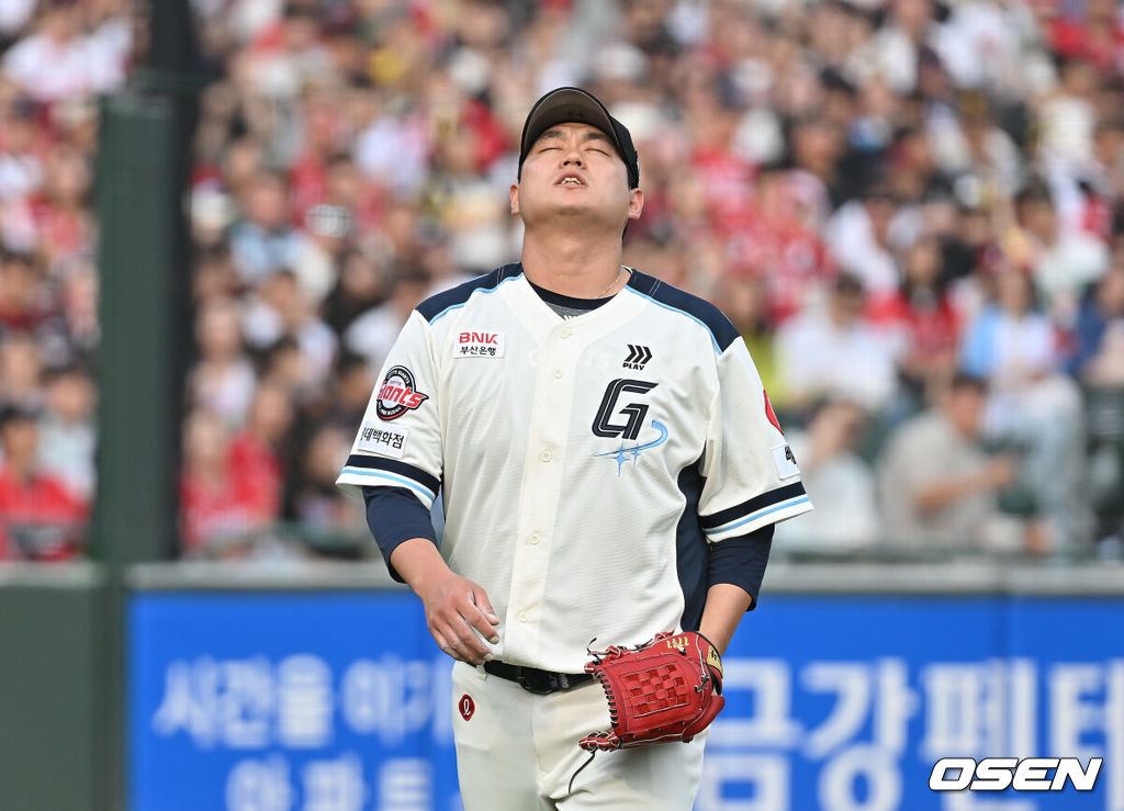 31일 부산 사직야구장에서 2025 신한 SOL 뱅크 KBO 리그 롯데 자이언츠와 SSG 랜더스의 경기가 열렸다. 홈팀 롯데는 나균안이, 방문팀 SSG는 전영준이 선발 출전했다.롯데 자이언츠 선발 투수 나균안이 2회초 2사 만루 실점위기에서 SSG 랜더스 최준우를 삼진으로 잡고 자신의 투구가 맘에 안드는 표정을 짓고 있다. 2025.05.31 / foto0307@osen.co.kr