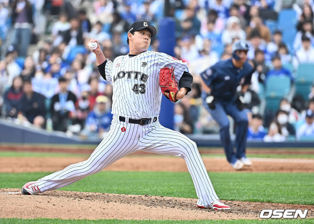 20일 대구삼성라이온즈파크에서 2025 신한 SOL 뱅크 KBO 리그 삼성 라이온즈와 롯데 자이언츠의 경기가 열렸다. 홈팀 삼성은 후라도가, 방문팀 롯데는 나균안이 선발 출전했다. 롯데 자이언츠 선발 투수 나균안이 역투하고 있다. 2025.04.20 / foto0307@osen.co.kr