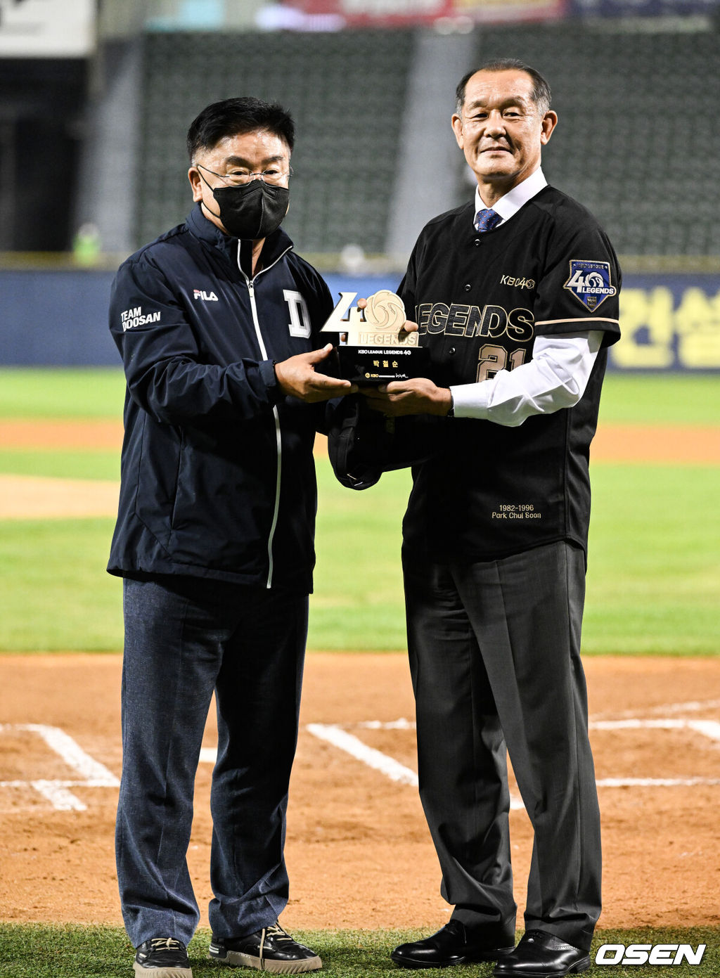 KBO리그 40주년 기념 레전드 40인으로 선정된 박철순이 시상식을 갖고 포즈를 취하고 있다.   2022.08.13 /  soul1014@osen.co.kr