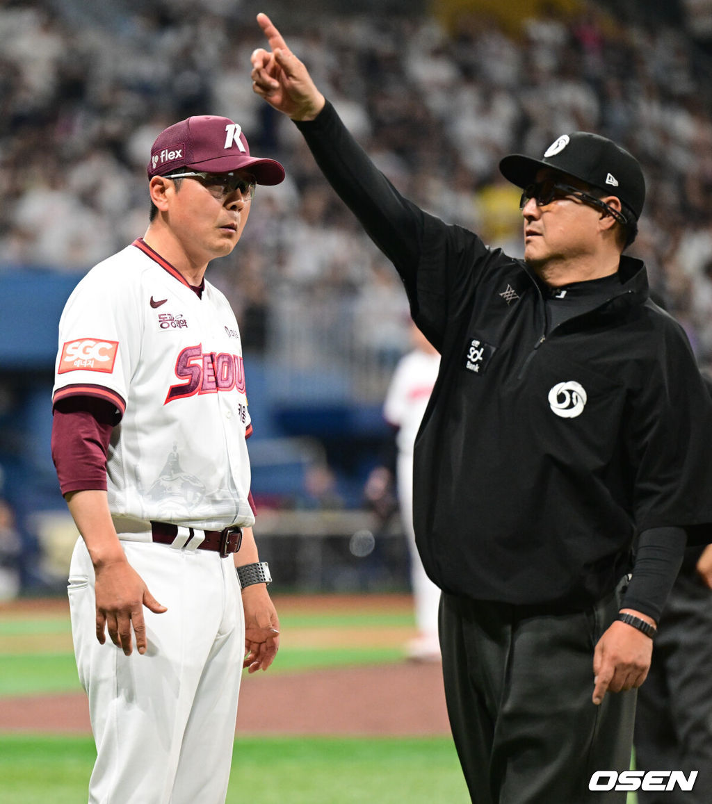 31일 오후 서울 고척스카이돔에서 2025 신한 SOL Bank KBO리그 키움 히어로즈와 두산베어스의 경기가 열렸다.홈팀 키움은 로젠버그를, 방문팀 두산은 잭로그를 선발투수로 내세웠다.8회초 1사 키움 홍원기 감독이 두산 임종성 타석 때 배트가 돌지 않았다는 판정에 강하게 어필한 후 퇴장 당하고 있다. 2025.05.31 /cej@osen.co.kr