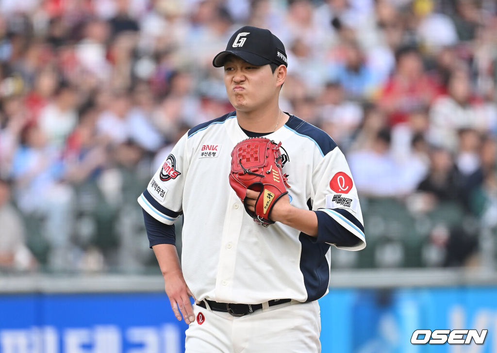 31일 부산 사직야구장에서 2025 신한 SOL 뱅크 KBO 리그 롯데 자이언츠와 SSG 랜더스의 경기가 열렸다. 홈팀 롯데는 나균안이, 방문팀 SSG는 전영준이 선발 출전했다.롯데 자이언츠 선발 투수 나균안이 4회초 1사 2루 SSG 랜더스 김찬형에게 볼넷을 허용하고 아쉬워하고 있다. 2025.05.31 / foto0307@osen.co.kr