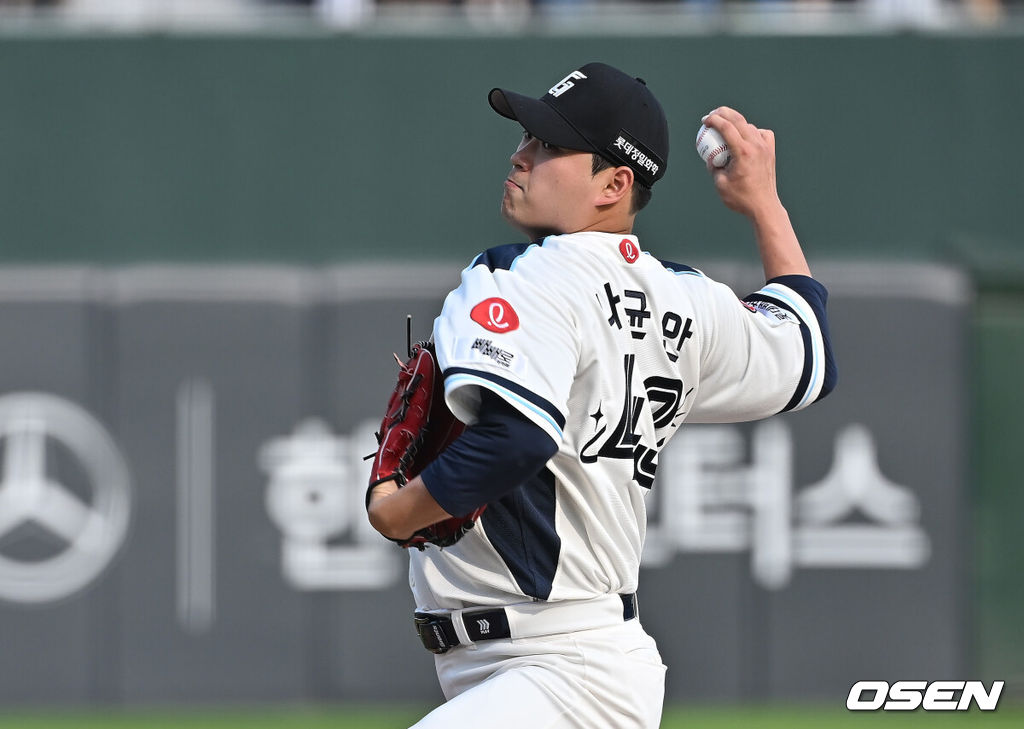 31일 부산 사직야구장에서 2025 신한 SOL 뱅크 KBO 리그 롯데 자이언츠와 SSG 랜더스의 경기가 열렸다. 홈팀 롯데는 나균안이, 방문팀 SSG는 전영준이 선발 출전했다.롯데 자이언츠 선발 투수 나균안이 역투하고 있다. 2025.05.31 / foto0307@osen.co.kr