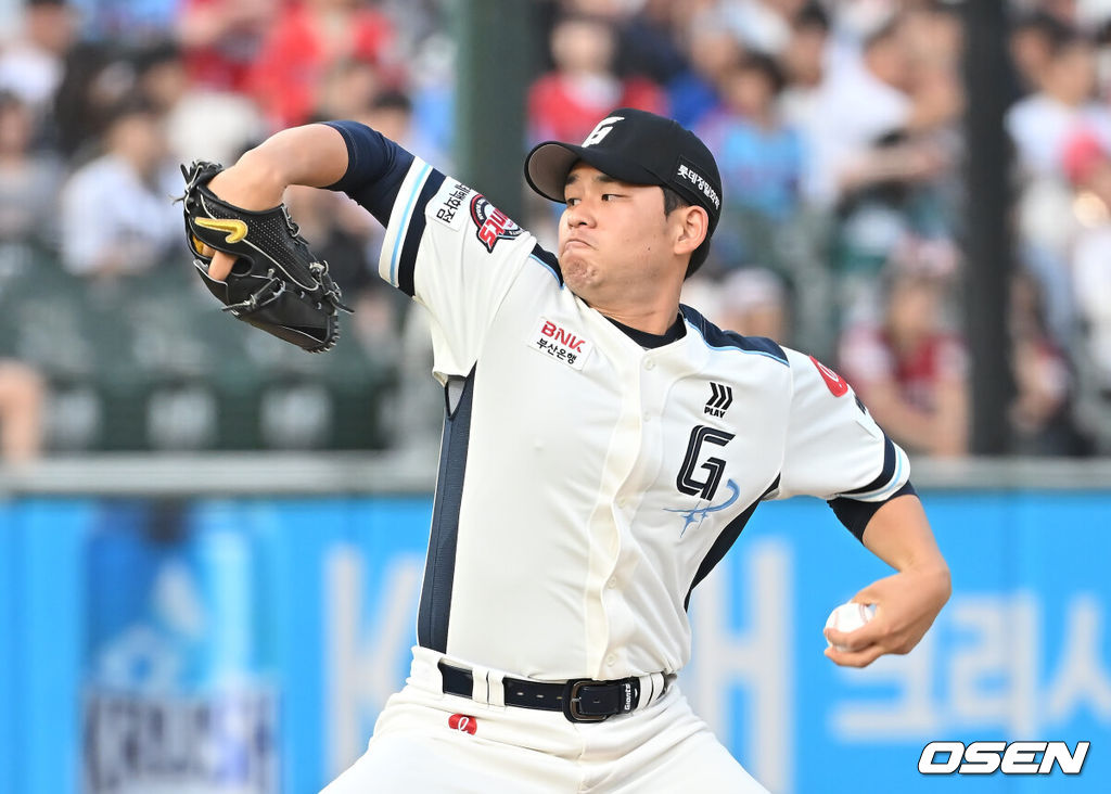 31일 부산 사직야구장에서 2025 신한 SOL 뱅크 KBO 리그 롯데 자이언츠와 SSG 랜더스의 경기가 열렸다. 홈팀 롯데는 나균안이, 방문팀 SSG는 전영준이 선발 출전했다.롯데 자이언츠 김진욱이 역투하고 있다. 2025.05.31 / foto0307@osen.co.kr
