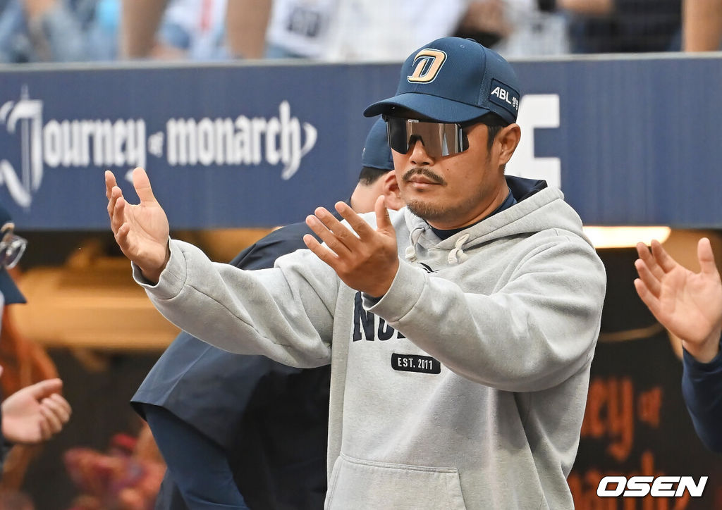 30일 창원NC파크에서 2025 신한 SOL 뱅크 KBO 리그 NC 다이노스와 한화 이글스의 경기가 열렸다. 홈팀 NC는 라일리가, 방문팀 한화는 류현진이 선발 출전했다. NC 다이노스 이호준 감독이 1회말 무사 2루 김주원의 중견수 왼쪽 1타점 적시타때 득점을 올린 권희동을 맞이하고 있다. 2025.05.30 / foto0307@osen.co.kr