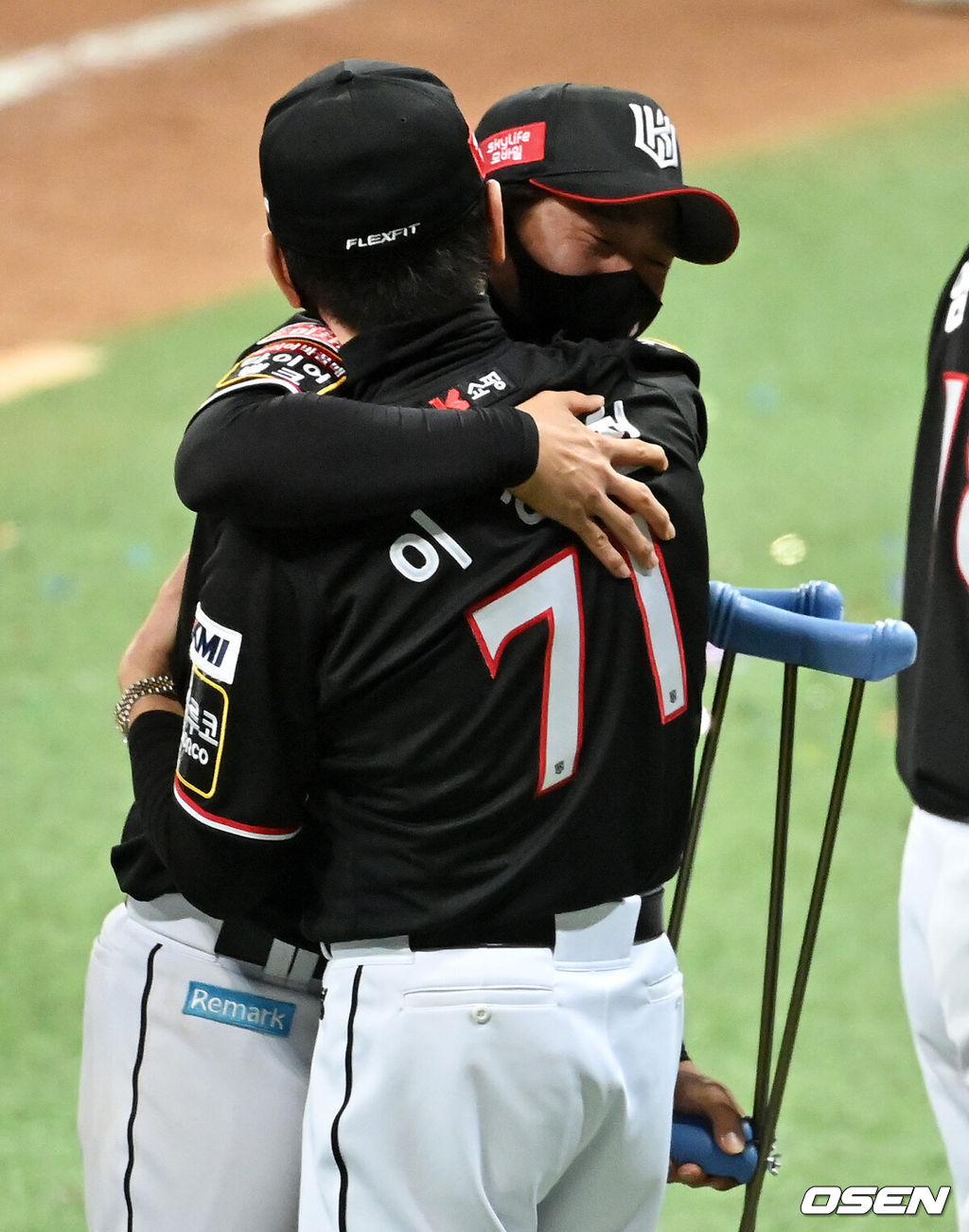 KT 위즈가 창단 첫 한국시리즈 우승을 차지했다.KT는 18일 서울 고척 스카이돔에서 열린 한국시리즈 4차전 두산과의 경기에서 8-4로 승리했다. 이로써 KT는 1~4차전을 모두 승리하면서 4전승 퍼펙트 우승을 달성했다. 7년 연속 한국시리즈에 진출한 두산은 역대 9번째로 4전패 준우승 팀이 됐다. 경기를 마치고 KT 이강철 감독과 박경수가 우승을 기뻐하고 있다. 2021.11.18 /jpnews@osen.co.kr