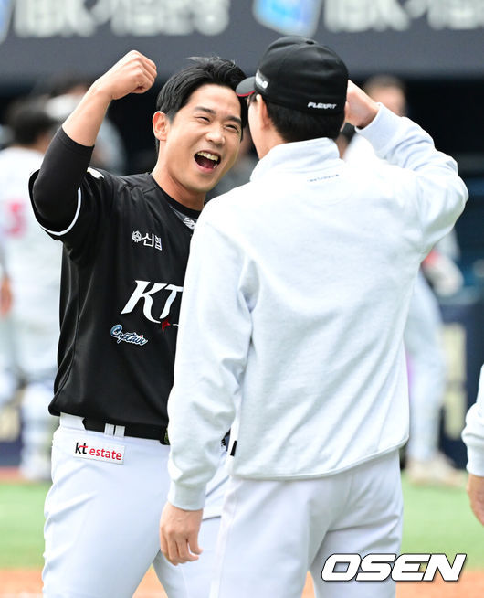 [OSEN=잠실, 최규한 기자] 프로야구 KT 위즈의 가을 마법이 계속됐다. KT는 역대 최초로 와일드카드 결정전에서 업셋을 만들며 준플레이오프에 진출했다.KT는 3일 서울 잠실구장에서 열린 2024 KBO리그 와일드카드 결정전 2차전에서 두산에 1-0으로 승리했다. 역대 최초 '5위 결정전'을 치르며 천신만고 끝에 와일드카드 결정전에 진출한 KT는 1차전 4-0 승리에 이어 2차전까지 이기며 2015년 와일드카드 도입 이후 5위가 4위를 꺾고 준플레이오프에 진출하는 최초 기록까지 만들었다. KT는 오는 5일 LG와 준플레이오프(5전3선승제)를 치른다. 경기를 마치고 KT 이강철 감독과 박경수가 인사를 나누고 있다. 2024.10.03 / 