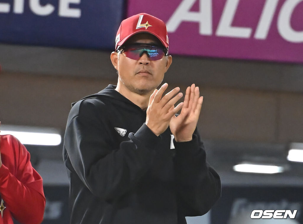 31일 부산 사직야구장에서 2025 신한 SOL 뱅크 KBO 리그 롯데 자이언츠와 SSG 랜더스의 경기가 열렸다. 홈팀 롯데는 나균안이, 방문팀 SSG는 전영준이 선발 출전했다.SSG 랜더스 이숭용 감독이 롯데 자이언츠에 4-1로 승리한 후 박수로 선수들을 격려하고 있다. 2025.05.31 / foto0307@osen.co.kr