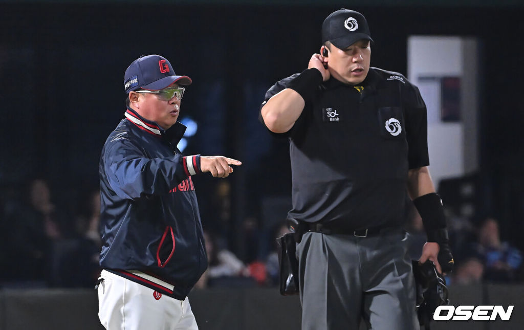 24일 부산 사직야구장에서 2025 신한 SOL 뱅크 KBO 리그 롯데 자이언츠와 한화 이글스의 경기가 열렸다. 홈팀 롯데는 박세웅, 방문팀 한화는 류현진이 선발 출전했다.롯데 자이언츠 김태형 감독이 3회초 무사 1루 한화 이글스 노시환 타석때 박세웅의 보크 판정에 어필하고 있다. 2025.04.24 / foto0307@osen.co.kr