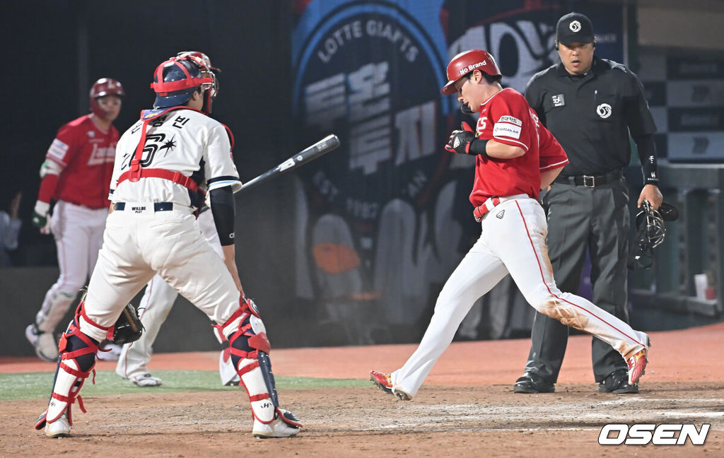 1일 부산 사직야구장에서 2025 신한 SOL 뱅크 KBO 리그 롯데 자이언츠와 SSG 랜더스의 경기가 열렸다. 홈팀 롯데는 이민석이, 방문팀 SSG는 앤더슨이 선발 출전했다.SSG 랜더스 최지훈이 9회초 2사 3루 롯데 자이언츠 김원중의 폭투로 득점을 하고 있다. 2025.06.01 / foto0307@osen.co.kr
