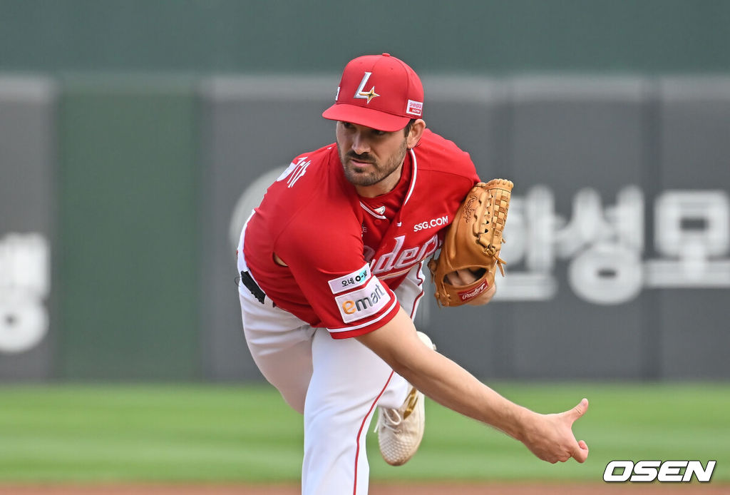 1일 부산 사직야구장에서 2025 신한 SOL 뱅크 KBO 리그 롯데 자이언츠와 SSG 랜더스의 경기가 열렸다. 홈팀 롯데는 이민석이, 방문팀 SSG는 앤더슨이 선발 출전했다.SSG 랜더스 선발 투수 앤더슨이 역투하고 있다. 2025.06.01 / foto0307@osen.co.kr