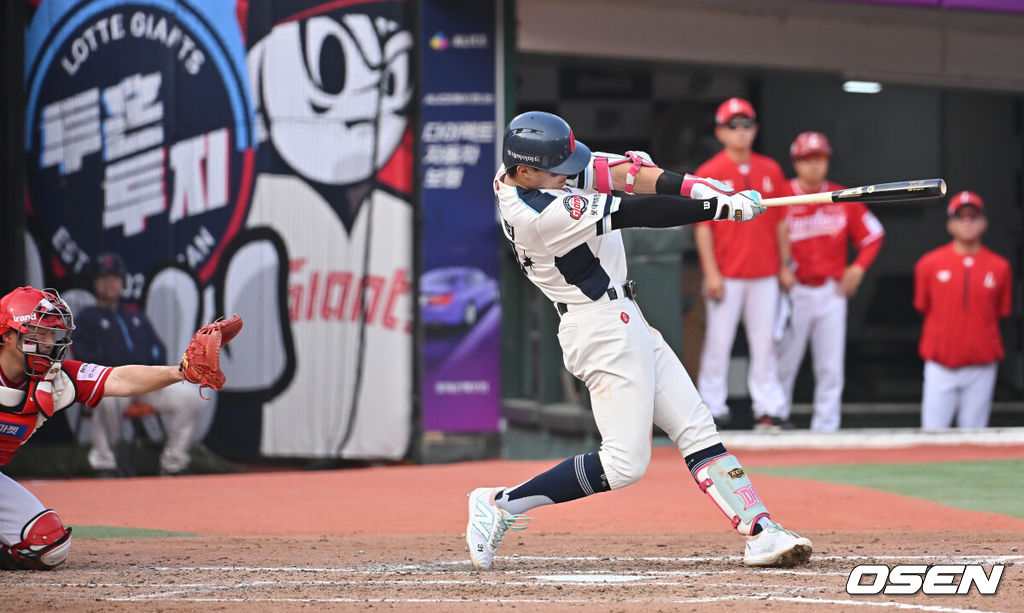 1일 부산 사직야구장에서 2025 신한 SOL 뱅크 KBO 리그 롯데 자이언츠와 SSG 랜더스의 경기가 열렸다. 홈팀 롯데는 이민석이, 방문팀 SSG는 앤더슨이 선발 출전했다.롯데 자이언츠 윤동희가 4회말 좌월 솔로 홈런을 치고 있다. 2025.06.01 / foto0307@osen.co.kr
