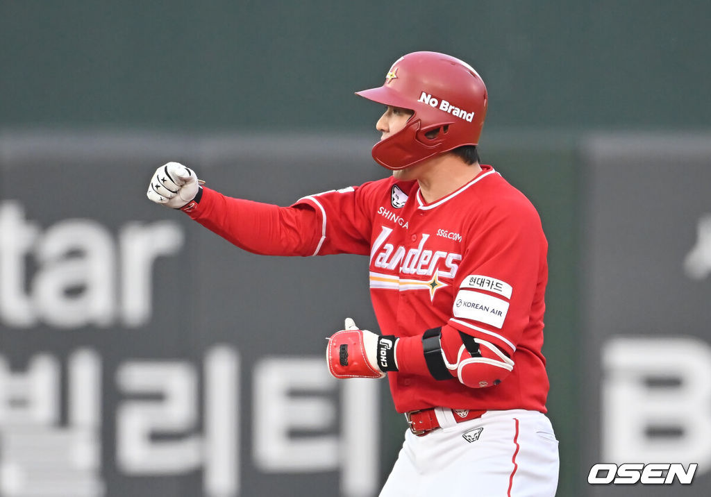 1일 부산 사직야구장에서 2025 신한 SOL 뱅크 KBO 리그 롯데 자이언츠와 SSG 랜더스의 경기가 열렸다. 홈팀 롯데는 이민석이, 방문팀 SSG는 앤더슨이 선발 출전했다.SSG 랜더스 최정이 7회초 2사 1,3루 좌익수 왼쪽 2타점 2루타를 치고 세리머니를 하고 있다. 2025.06.01 / foto0307@osen.co.kr