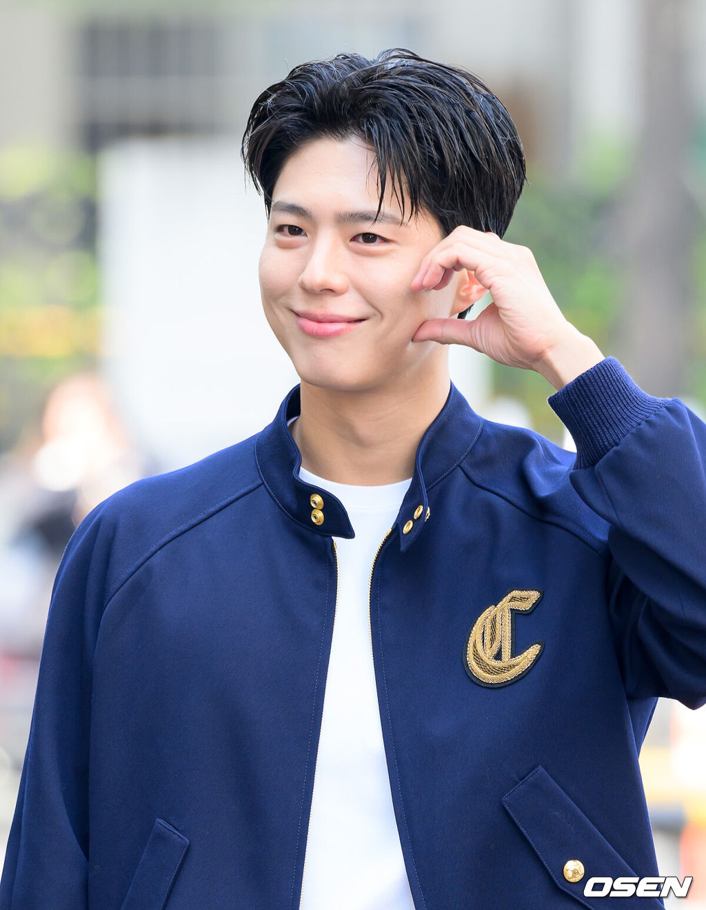 8일 오후 서울 영등포구 여의도 KBS 신관에서 KBS 2TV '더 시즌즈 - 박보검의 칸타빌레' 녹화가 진행됐다.넷플릭스 시리즈 ‘폭싹 속았수다’로 전 세계 시청자들을 사로잡은 박보검은 KBS2 심야 음악 프로그램 ‘더 시즌즈-박보검의 칸타빌레’ MC로도 활약하며 다방면에서 활발한 활동을 이어가고 있다.배우 박보검이 방송국으로 이동하며 팬과 취재진을 향해 인사를 하고 있다. 2025.04.08 /sunday@osen.co.kr