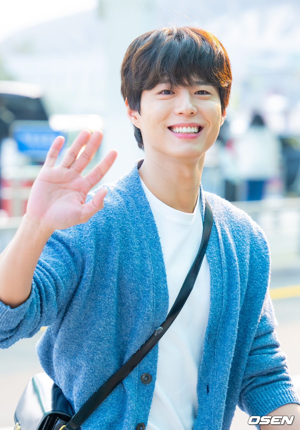 배우 박보검이 30일 해외일정차 인천국제공항을 통해 출국했다.배우 박보검, 김소현는 이날 드라마 ‘굿보이’ 홍보차 방콕으로 출국했다.박보검이 출국장으로 향하며 취재진을 향해 인사를 하고 있다. 2025.05.30 /rumi@osen.co.kr