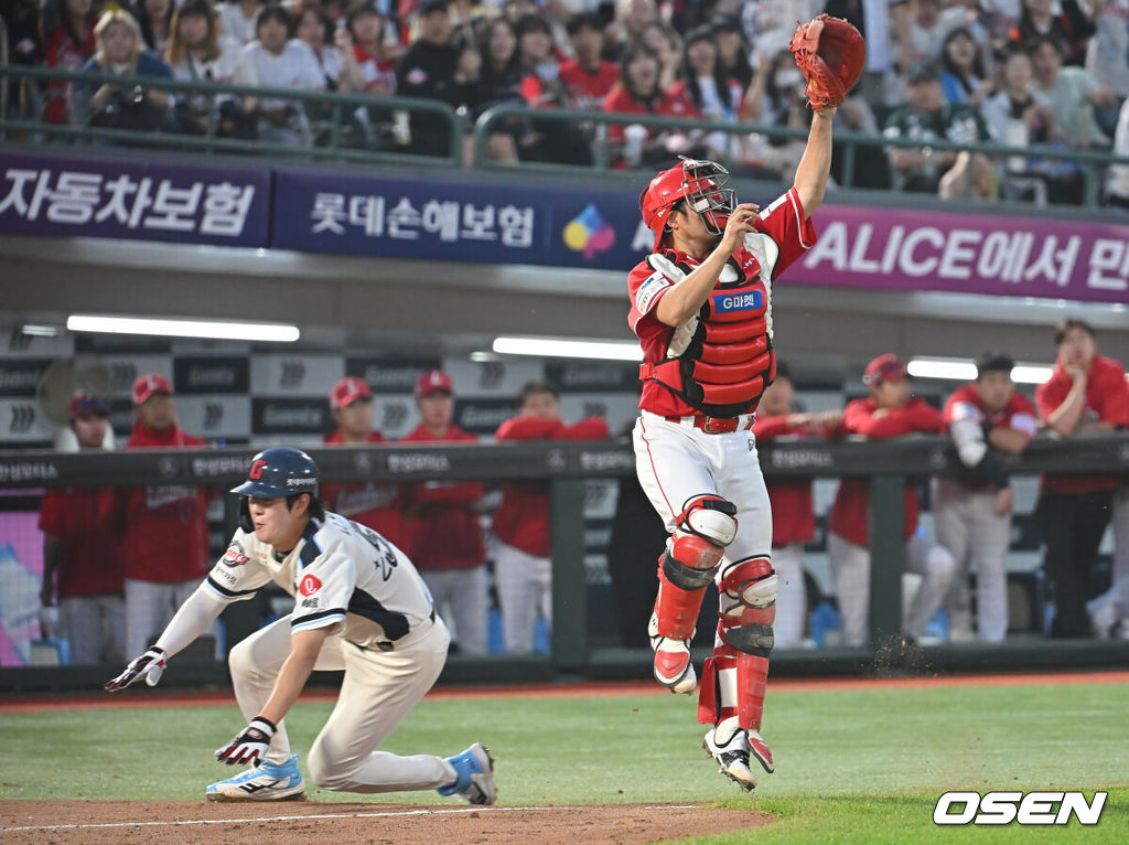 1일 부산 사직야구장에서 2025 신한 SOL 뱅크 KBO 리그 롯데 자이언츠와 SSG 랜더스의 경기가 열렸다. 홈팀 롯데는 이민석이, 방문팀 SSG는 앤더슨이 선발 출전했다.롯데 자이언츠 나승엽이 7회말 1사 2,3루 장두성의 중견수 희생플라이 아웃때 득점에 성공하고 있다. 2025.06.01 / foto0307@osen.co.kr
