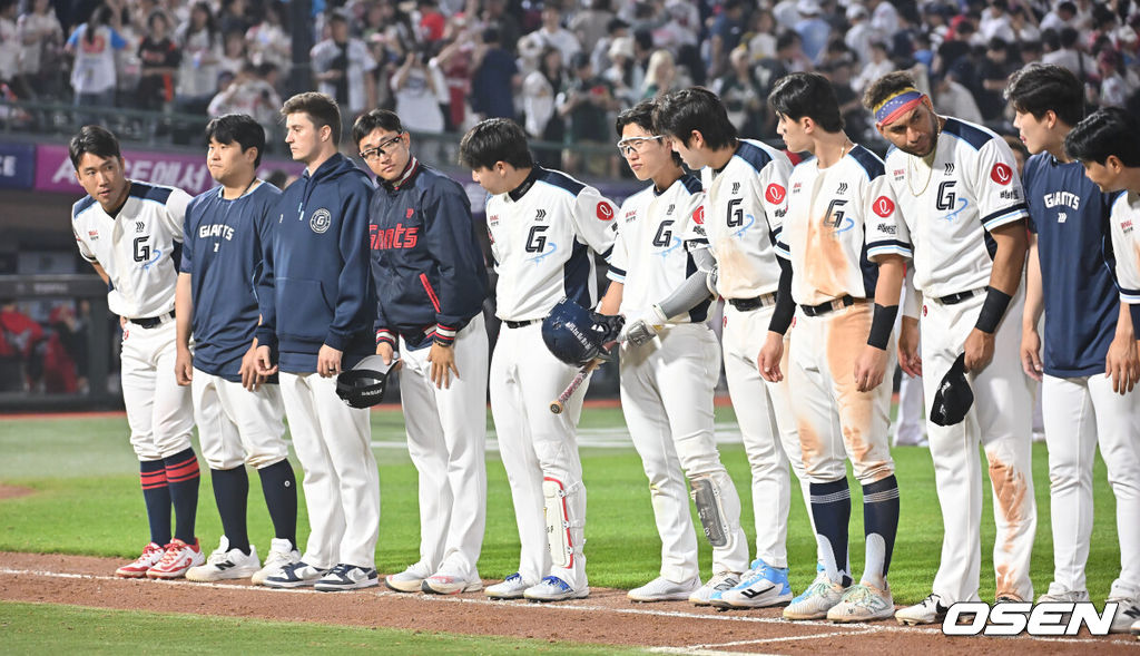 1일 부산 사직야구장에서 2025 신한 SOL 뱅크 KBO 리그 롯데 자이언츠와 SSG 랜더스의 경기가 열렸다. 홈팀 롯데는 이민석이, 방문팀 SSG는 앤더슨이 선발 출전했다.롯데 자이언츠 선수들이 SSG 랜더스에 3-4로 패하고 팬들에게 인사를 하고 있다. 2025.06.01 / foto0307@osen.co.kr