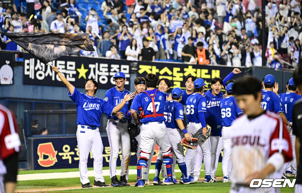 프로야구 삼성 라이온즈가 7연승을 질주했다. LG 트윈스는 올 시즌 처음으로 스윕패를 당했다. 삼성은 1일 서울 잠실구장에서 열린 2025 KBO리그 LG와 시즌 9차전 맞대결에서 6-4 재역전승을 거뒀다. 삼성은 KT 위즈를 반 경기 차이로 제치고 4위로 올라섰다. 삼성이 승리를 기뻐하고 있다. 2025.06.01 /cej@osen.co.kr