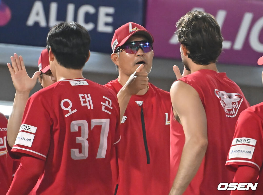 1일 부산 사직야구장에서 2025 신한 SOL 뱅크 KBO 리그 롯데 자이언츠와 SSG 랜더스의 경기가 열렸다. 홈팀 롯데는 이민석이, 방문팀 SSG는 앤더슨이 선발 출전했다.SSG 랜더스 이숭용 감독이 롯데 자이언츠에 4-3으로 승리한 후 선수들과 기쁨을 나누고 있다. 2025.06.01 / foto0307@osen.co.kr