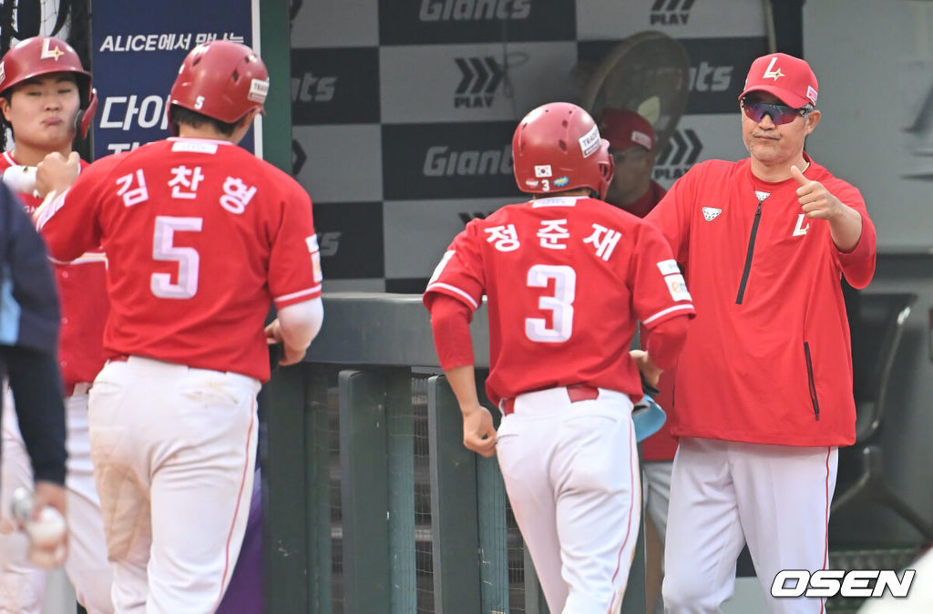 1일 부산 사직야구장에서 2025 신한 SOL 뱅크 KBO 리그 롯데 자이언츠와 SSG 랜더스의 경기가 열렸다. 홈팀 롯데는 이민석이, 방문팀 SSG는 앤더슨이 선발 출전했다.SSG 랜더스 이숭용 감독이 7회초 2사 1,3루 최정의 좌익수 왼쪽 2타점 2루타때 득점을 올린 선행주자들과 하이파이브를 하고 있다. 2025.06.01 / foto0307@osen.co.kr