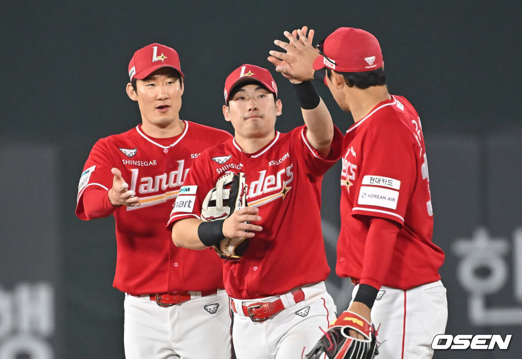 1일 부산 사직야구장에서 2025 신한 SOL 뱅크 KBO 리그 롯데 자이언츠와 SSG 랜더스의 경기가 열렸다. 홈팀 롯데는 이민석이, 방문팀 SSG는 앤더슨이 선발 출전했다.SSG 랜더스 선수들이 롯데 자이언츠에 4-3으로 승리한 후 기쁨을 나누고 있다. 2025.06.01 / foto0307@osen.co.kr